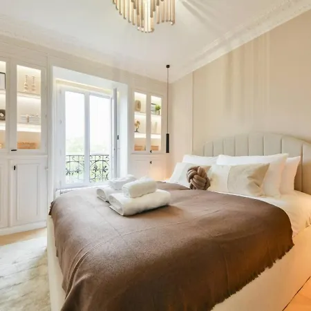 Stylish 1br View Of River Seine And Eiffel Tower Apartment